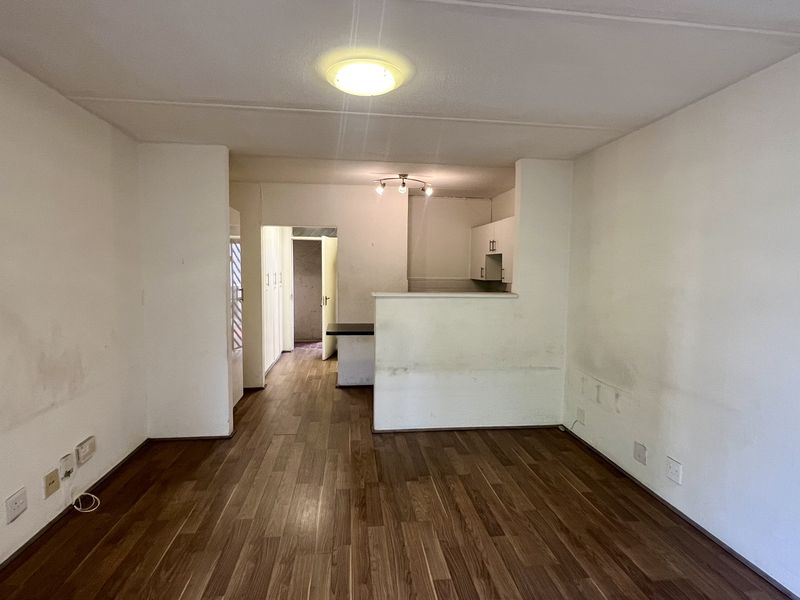Charming Middle Floor Studio Apartment with Private Balcony - 1st Aug 2026 - Photo 3