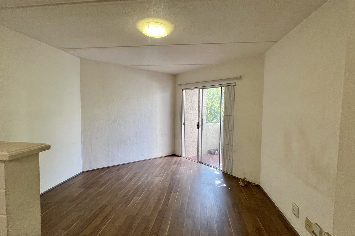 Charming Middle Floor Studio Apartment with Private Balcony - 1st Aug 2026 - Photo 4
