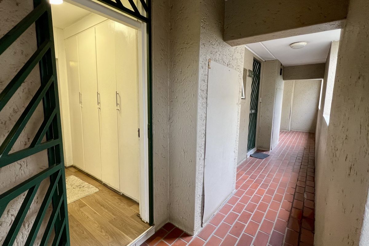 Charming Middle Floor Studio Apartment with Private Balcony - 1st Aug 2026 - Photo 2