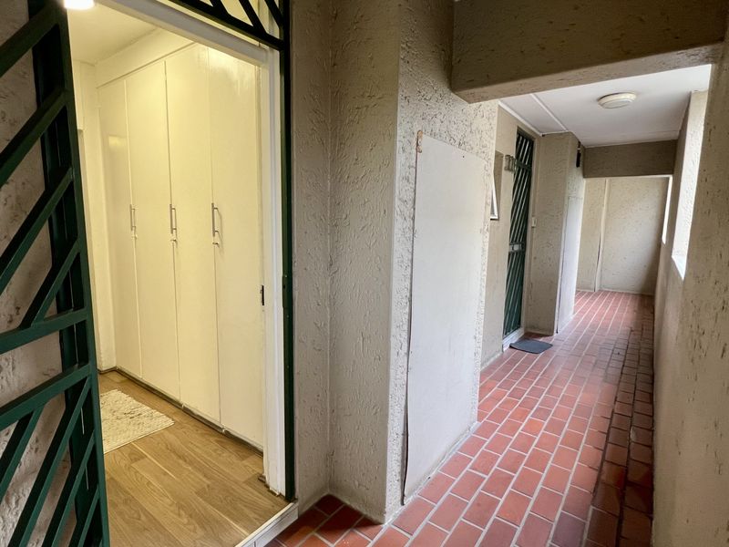 Charming Middle Floor Studio Apartment with Private Balcony - 1st Aug 2026 - Photo 2
