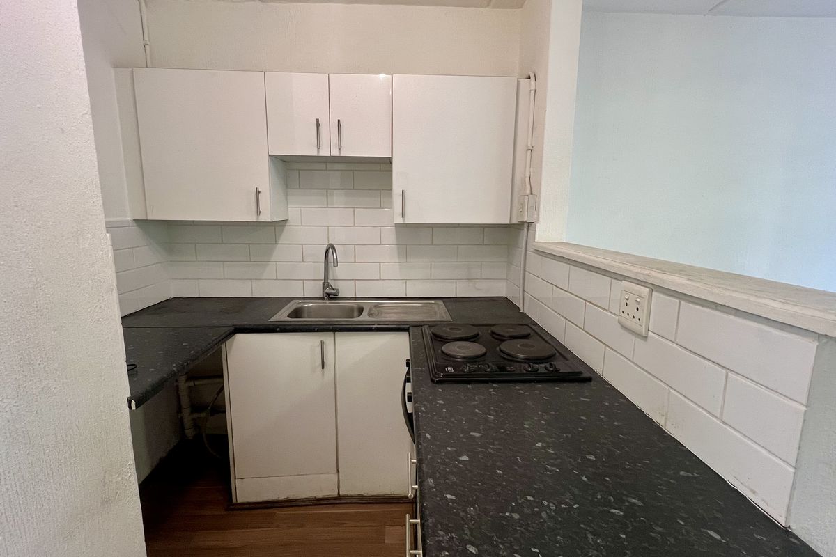 Charming Middle Floor Studio Apartment with Private Balcony - 1st Aug 2026 - Photo 5