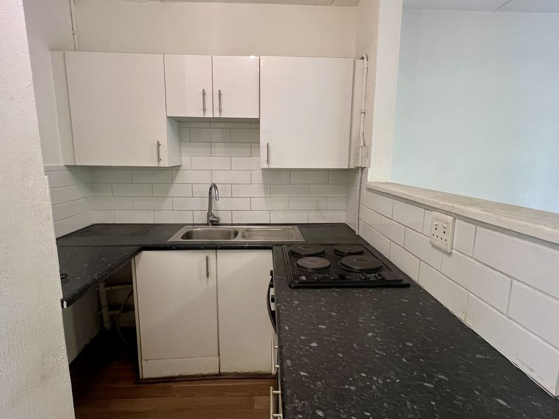 Charming Middle Floor Studio Apartment with Private Balcony - 1st Aug 2026 - Photo 5