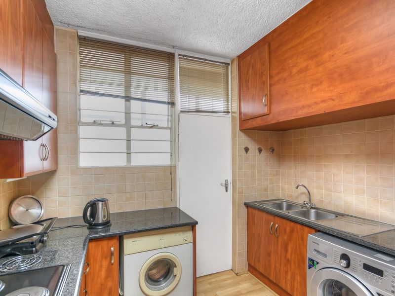 URGENT SALE!!! PERFECT LOCK UP AND GO IN A WELL MAINTAINED AND SECURE COMPLEX!!! - Photo 6