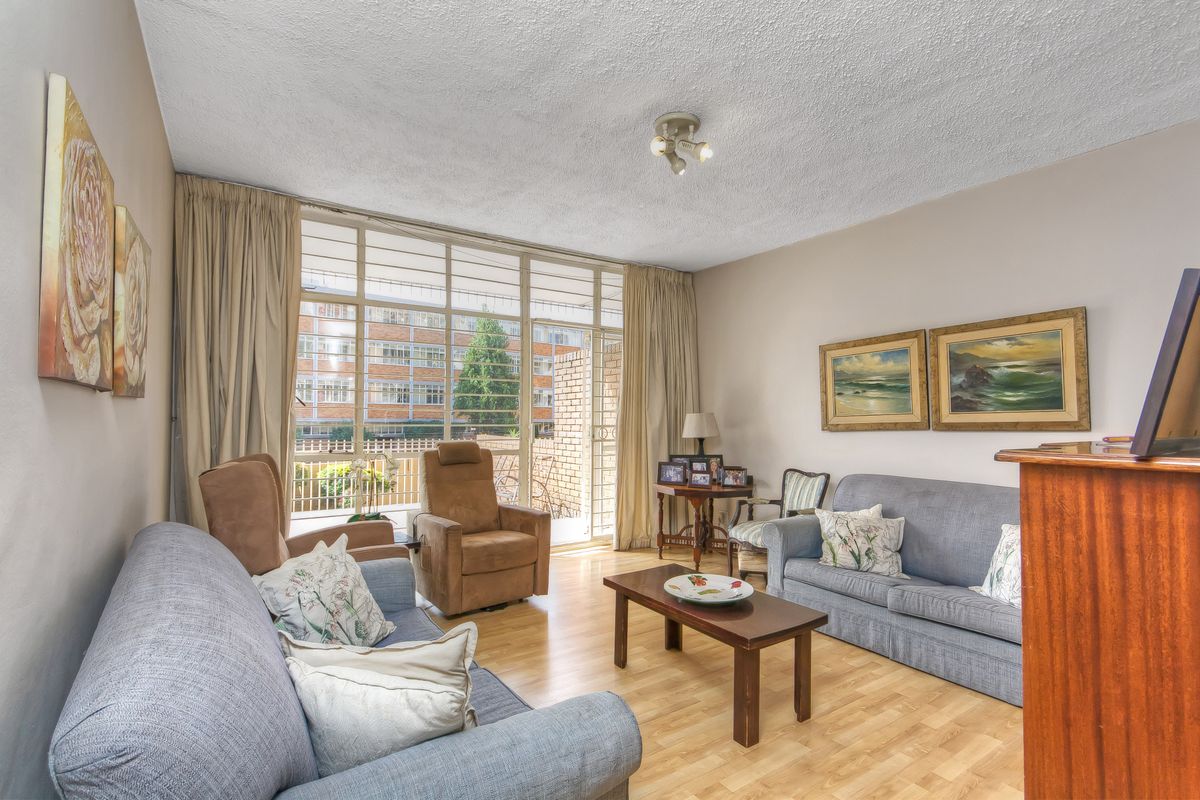 URGENT SALE!!! PERFECT LOCK UP AND GO IN A WELL MAINTAINED AND SECURE COMPLEX!!! - Photo 2