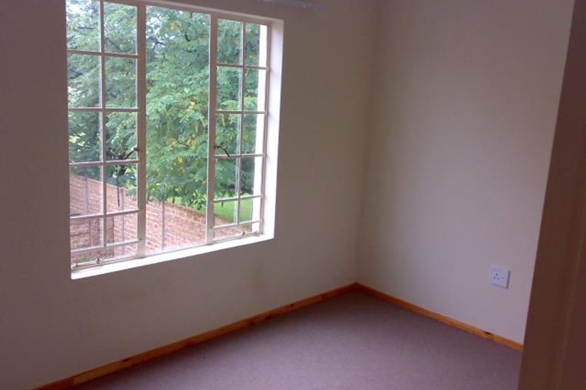 Modern and spacious living! - Photo 4