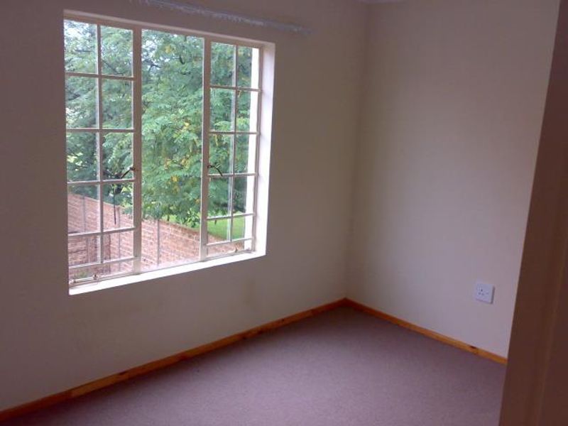 Modern and spacious living! - Photo 4