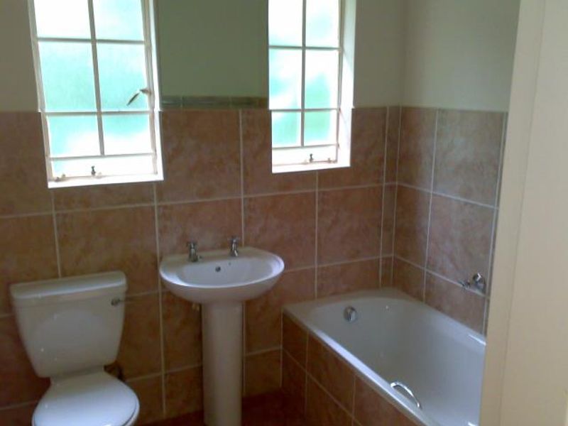 Modern and spacious living! - Photo 5