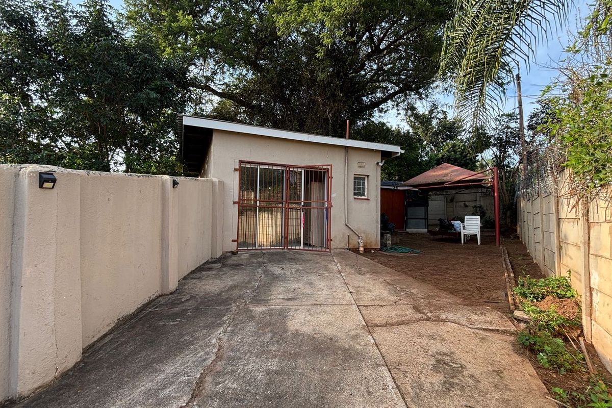 BACHELOR APARTMENT TO LET - Photo 2