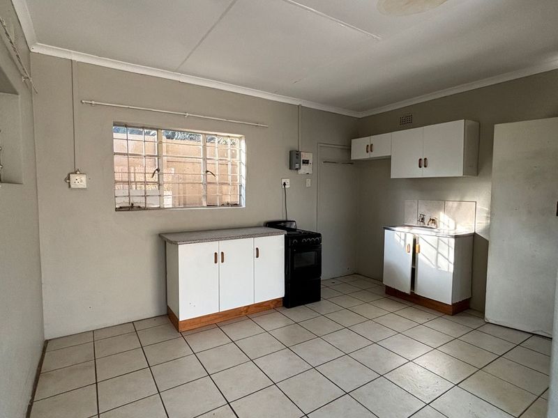 BACHELOR APARTMENT TO LET - Photo 6