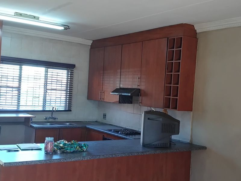 Townhouse For Sale In Kempton Park - Photo 6