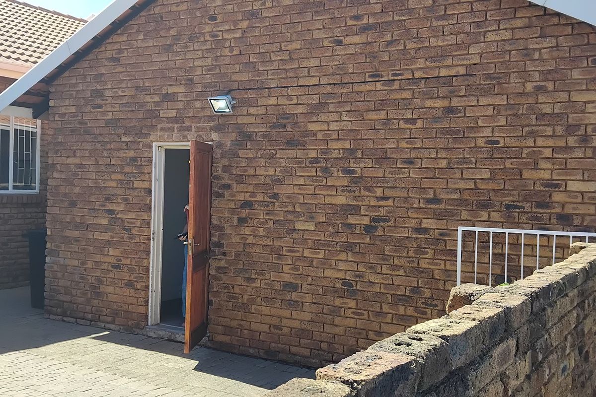 Townhouse For Sale In Kempton Park - Photo 3