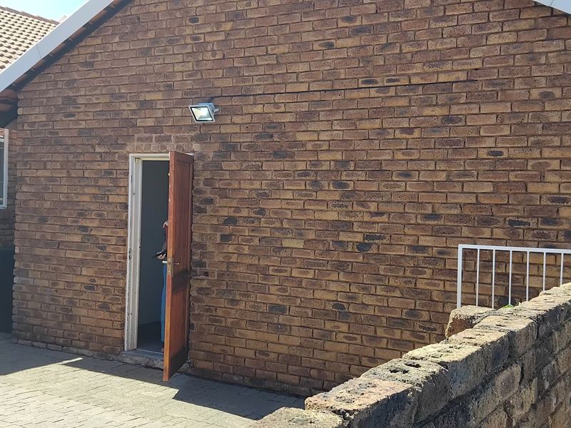 Townhouse For Sale In Kempton Park - Photo 3