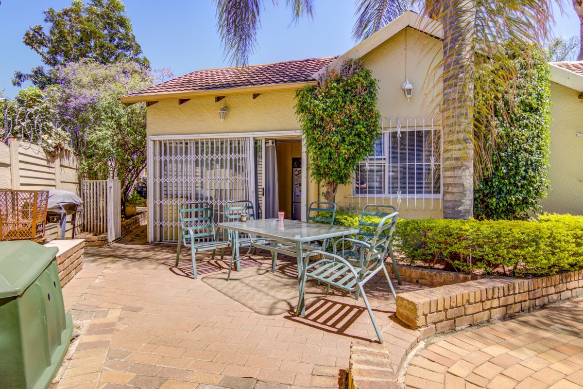 Spacious 8-Bedroom Family Home with Pool & Double Garage – A Rare Gem! - Photo 2