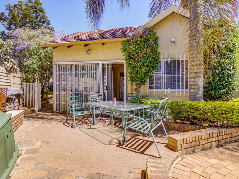 Spacious 8-Bedroom Family Home with Pool & Double Garage – A Rare Gem! - Photo 2