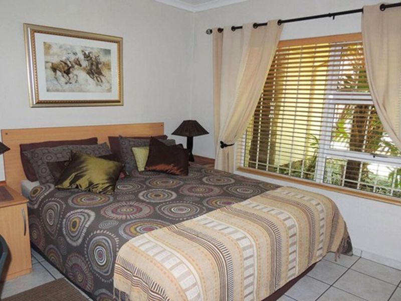 Spacious 8-Bedroom Family Home with Pool & Double Garage – A Rare Gem! - Photo 10