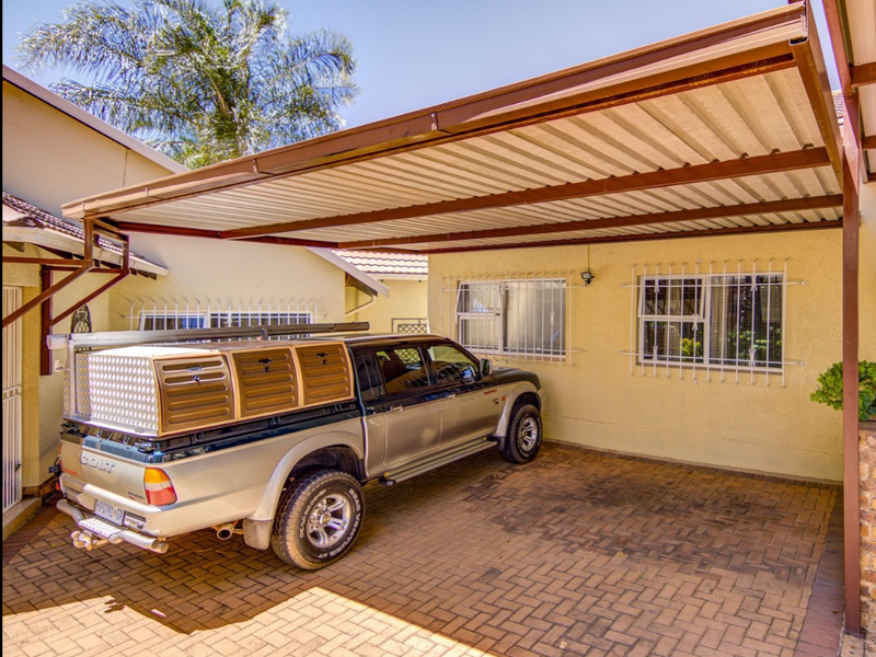 Spacious 8-Bedroom Family Home with Pool & Double Garage – A Rare Gem! - Photo 8