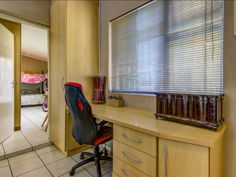 Spacious 8-Bedroom Family Home with Pool & Double Garage – A Rare Gem! - Photo 9