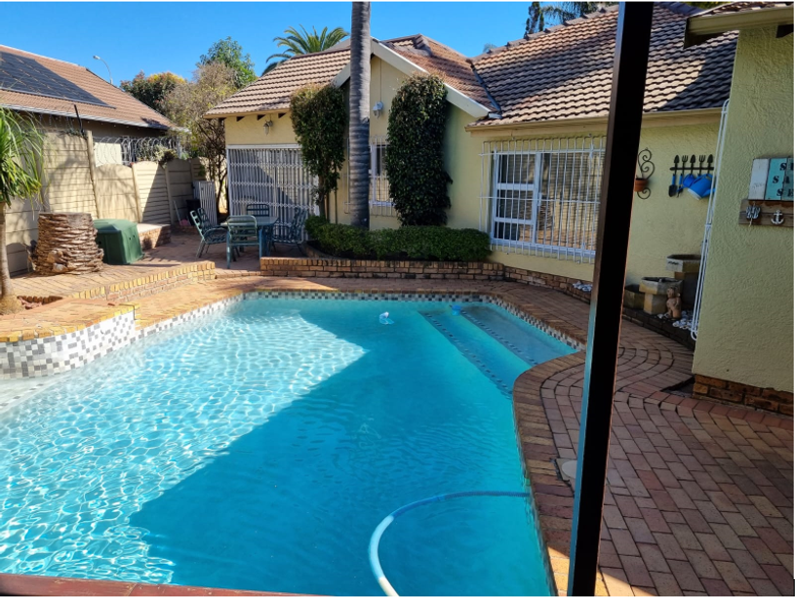 Spacious 8-Bedroom Family Home with Pool & Double Garage – A Rare Gem! - Photo 7