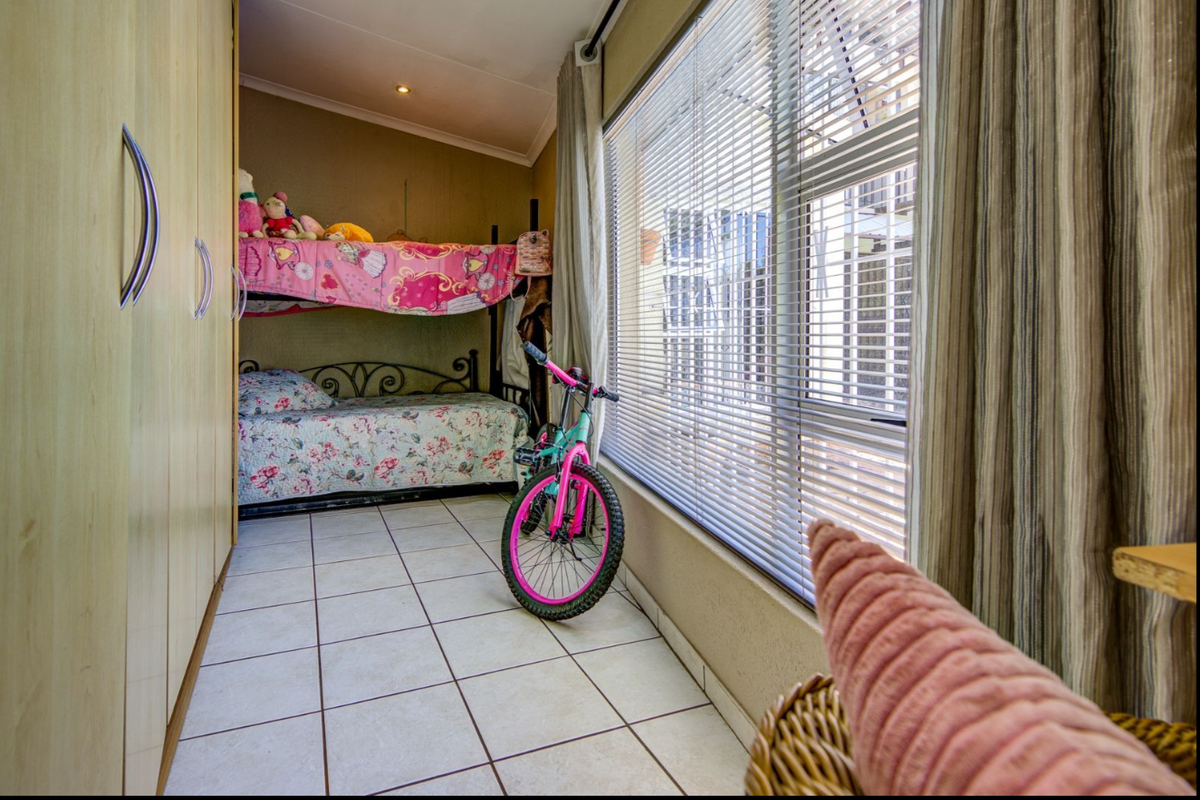 Spacious 8-Bedroom Family Home with Pool & Double Garage – A Rare Gem! - Photo 5