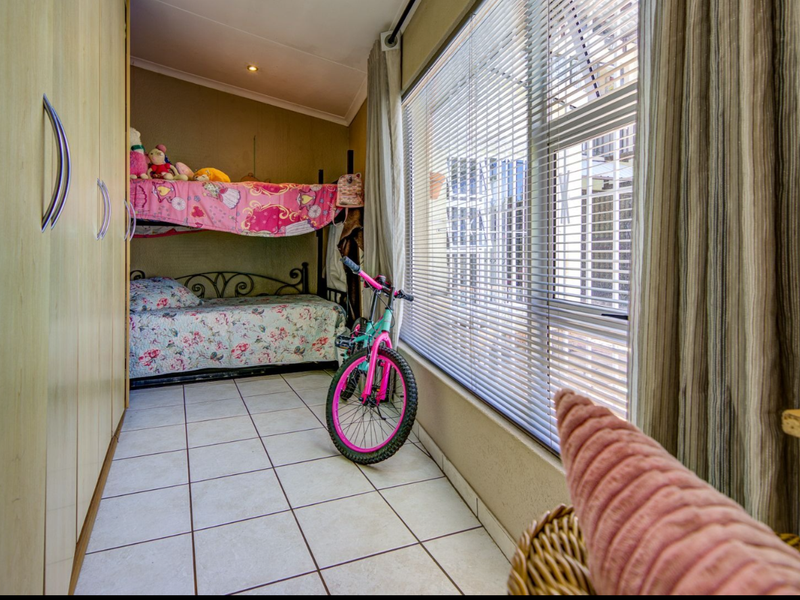 Spacious 8-Bedroom Family Home with Pool & Double Garage – A Rare Gem! - Photo 5