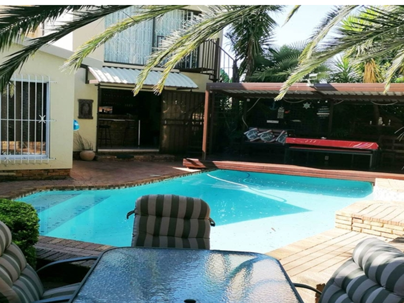 Spacious 8-Bedroom Family Home with Pool & Double Garage – A Rare Gem! - Photo 6