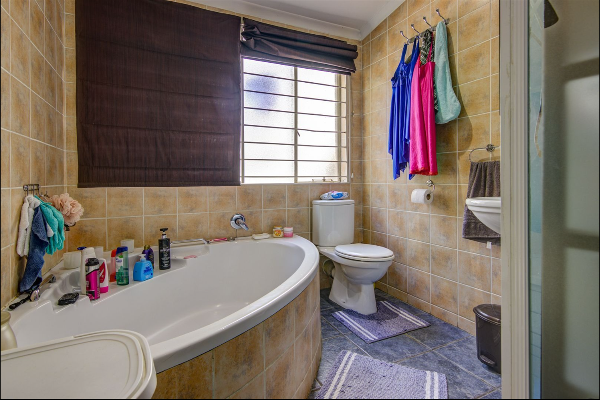 Spacious 8-Bedroom Family Home with Pool & Double Garage – A Rare Gem! - Photo 4