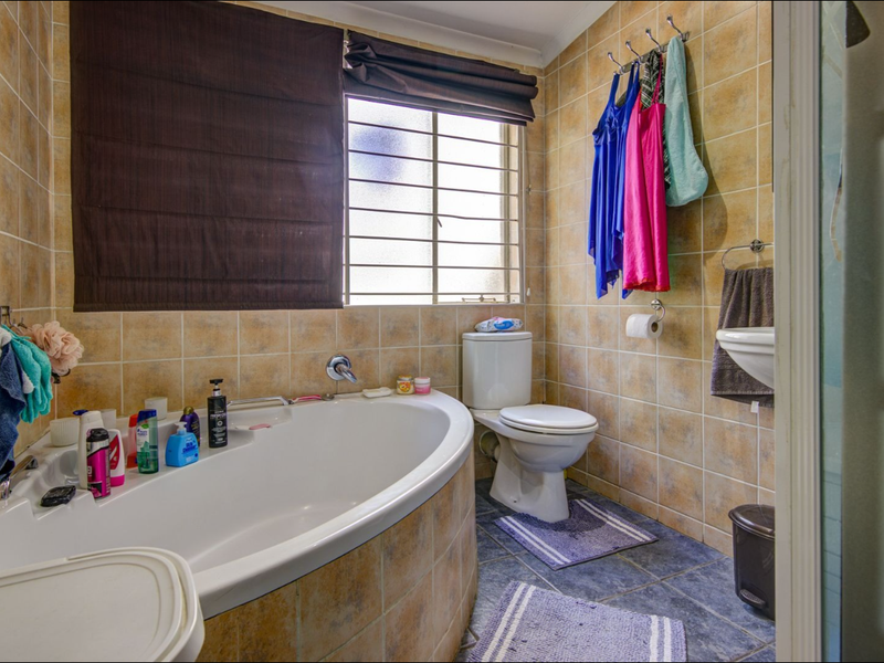 Spacious 8-Bedroom Family Home with Pool & Double Garage – A Rare Gem! - Photo 4