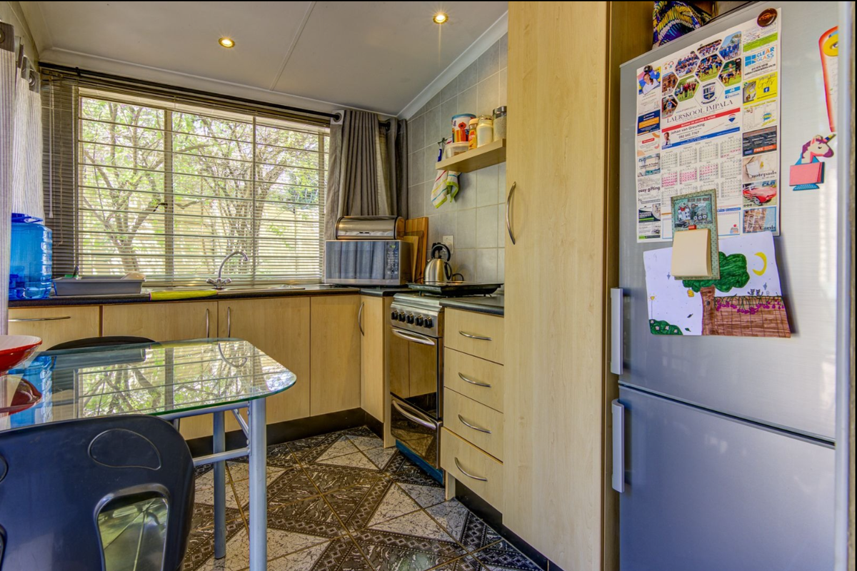 Spacious 8-Bedroom Family Home with Pool & Double Garage – A Rare Gem! - Photo 3