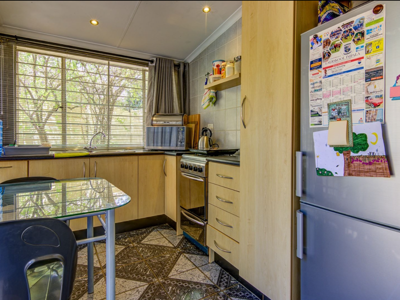 Spacious 8-Bedroom Family Home with Pool & Double Garage – A Rare Gem! - Photo 3