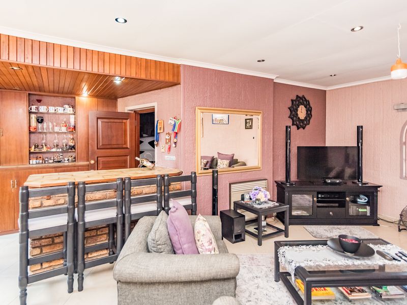 A TRULY SPECIAL DESIGNED FAMILY HOME WITH AN ABUNDANCE OF NATURAL LIGHT...... - Photo 5