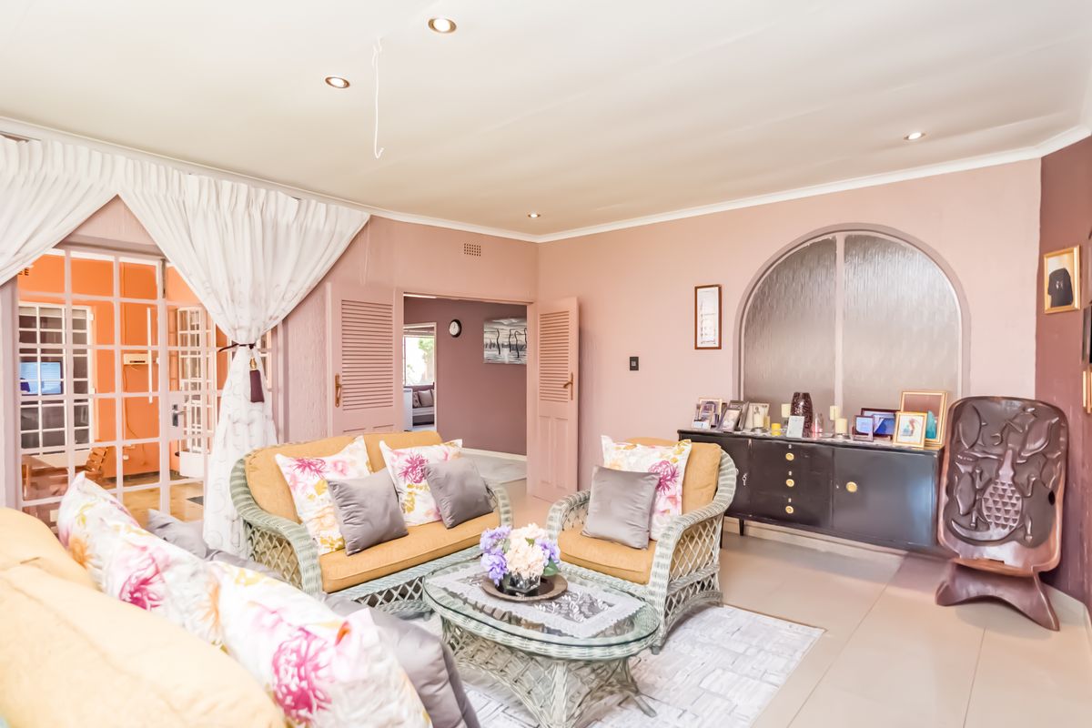 A TRULY SPECIAL DESIGNED FAMILY HOME WITH AN ABUNDANCE OF NATURAL LIGHT...... - Photo 4