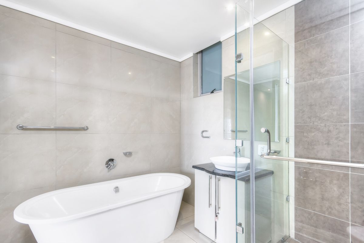 Luxury 2-Bedroom Apartment in Hydro Park, Sandton – Breath-taking Views! - Photo 2