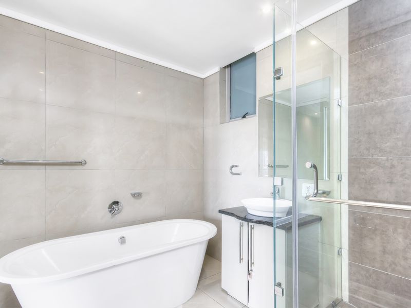 Luxury 2-Bedroom Apartment in Hydro Park, Sandton – Breath-taking Views! - Photo 2