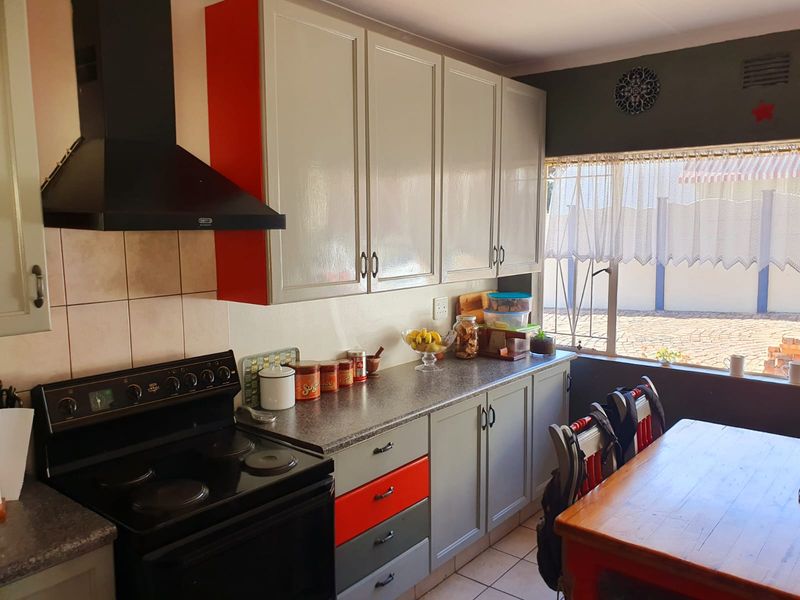 Modern Spacious Home! - Photo 5