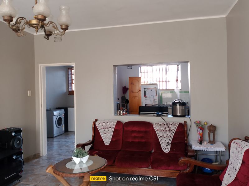 1 Bedroom Flat For Sale in Lambton - Photo 2