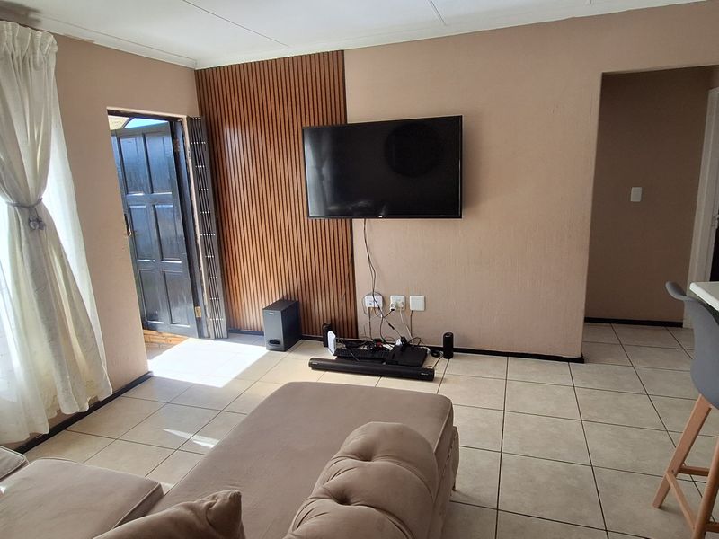 2 Bedroom 2 Bathroom Apartment - Photo 4