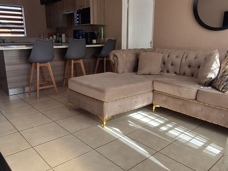 2 Bedroom 2 Bathroom Apartment - Photo 7