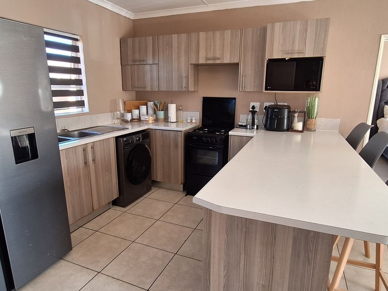 2 Bedroom 2 Bathroom Apartment - Photo 2