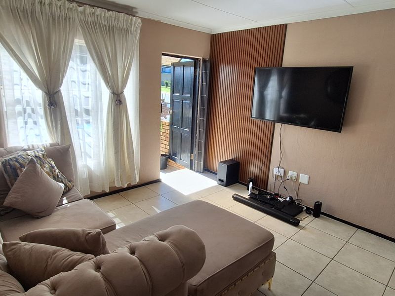 2 Bedroom 2 Bathroom Apartment - Photo 5