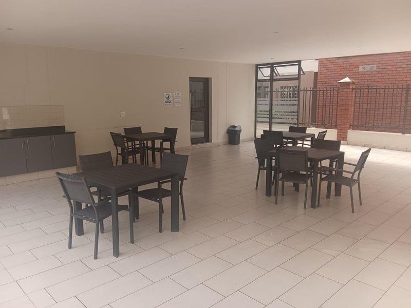 Modern Studio Apartment with Scenic Views - Photo 10