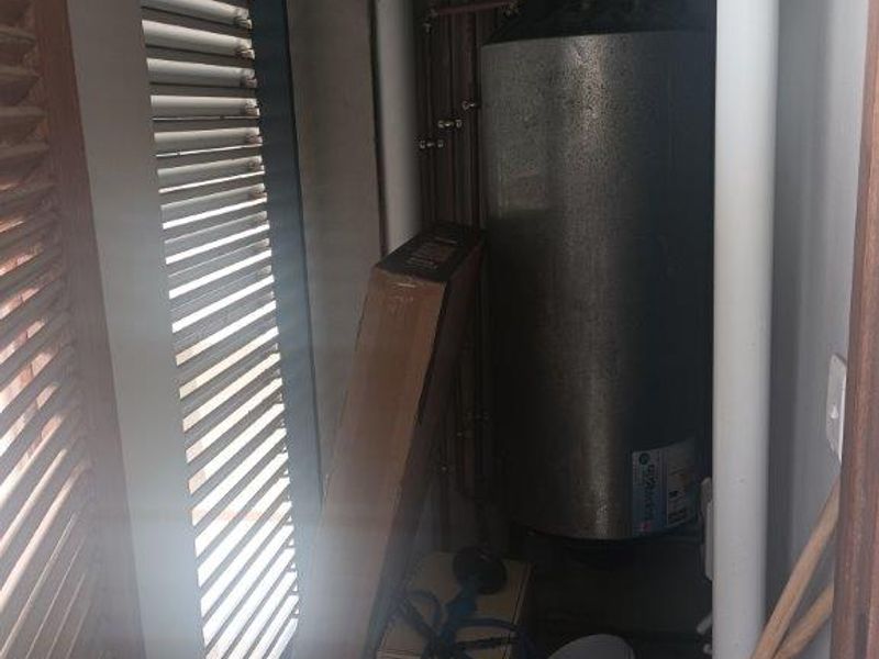 Modern Studio Apartment with Scenic Views - Photo 9