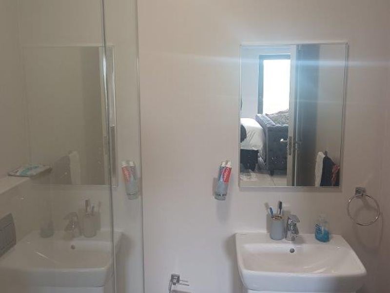 Modern Studio Apartment with Scenic Views - Photo 7