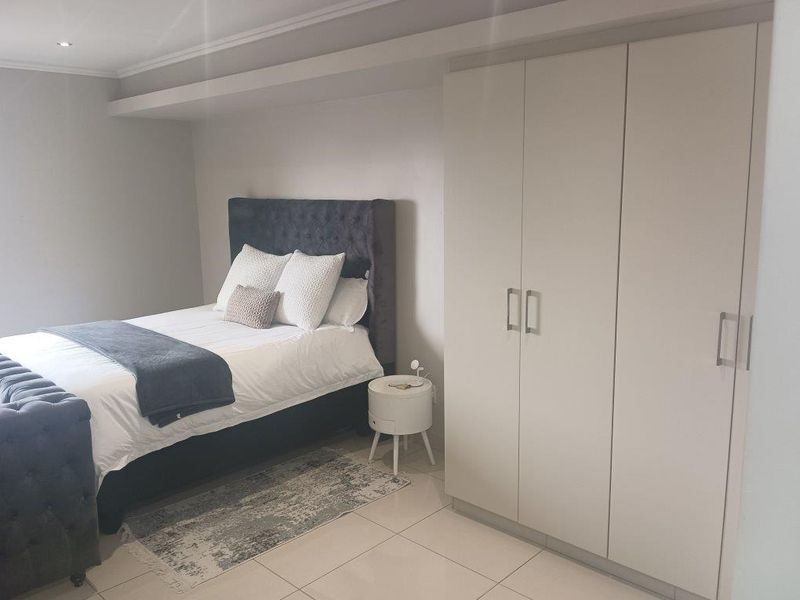 Modern Studio Apartment with Scenic Views - Photo 5