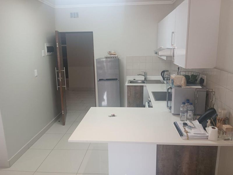 Modern Studio Apartment with Scenic Views - Photo 2