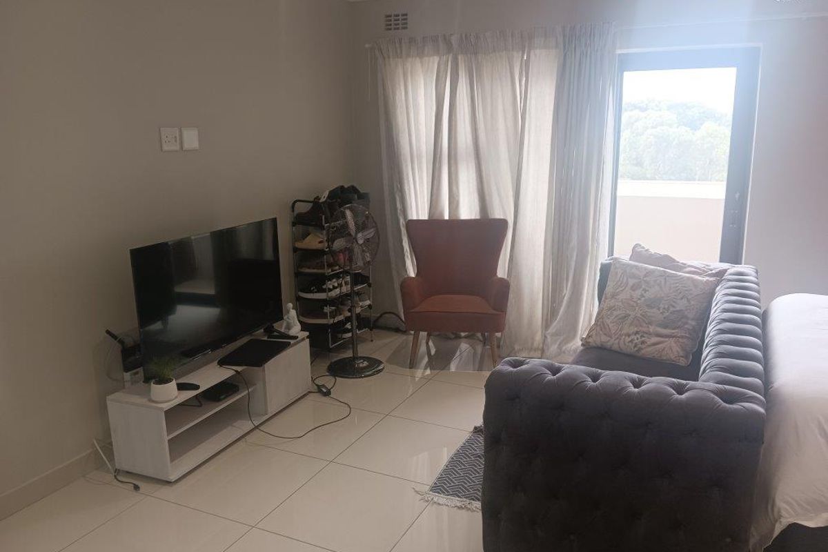 Modern Studio Apartment with Scenic Views - Photo 3