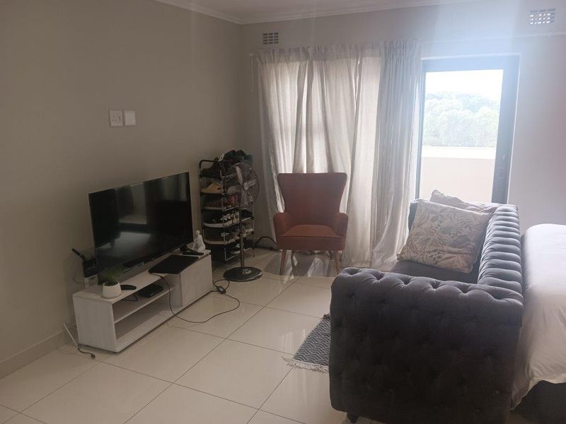 Modern Studio Apartment with Scenic Views - Photo 3