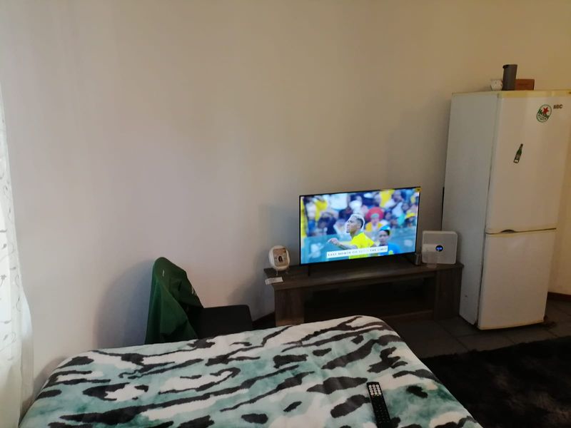 GREAT INVESTMENT - Bachelor flats close to University! - Photo 9