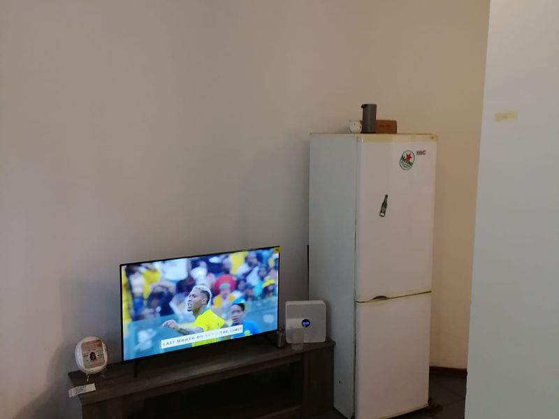 GREAT INVESTMENT - Bachelor flats close to University! - Photo 7