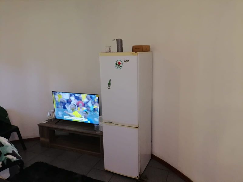 GREAT INVESTMENT - Bachelor flats close to University! - Photo 6