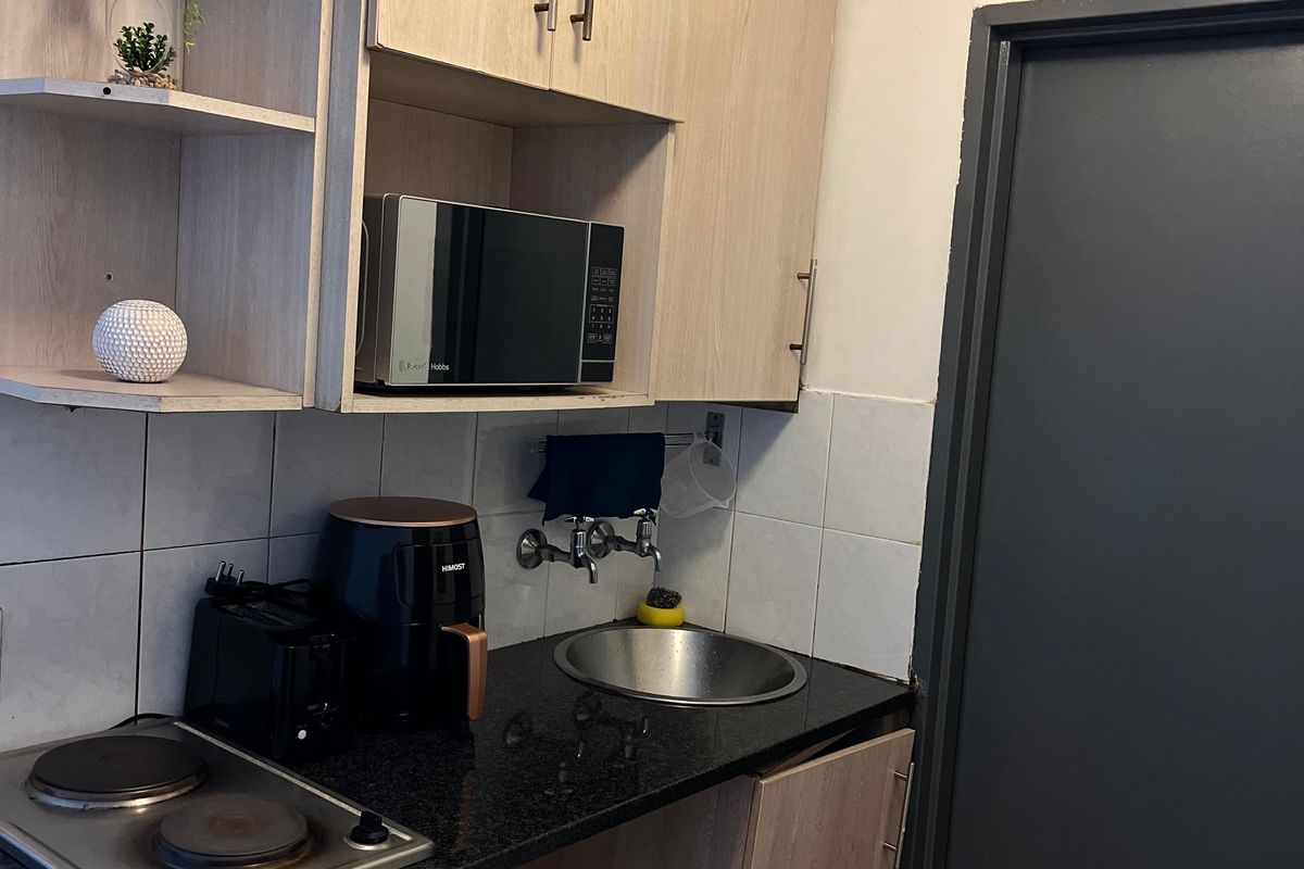 GREAT INVESTMENT - Bachelor flats close to University! - Photo 5